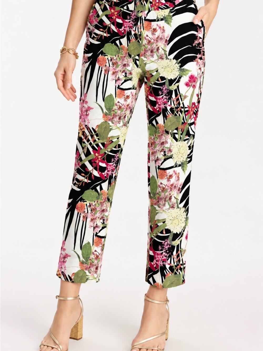 Chico’s So Slimming Brigitte Pull on Cropped Straight-Leg Pants in Vacay Spray.